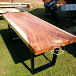 meja kayu solid trembesi kaki besi kotak