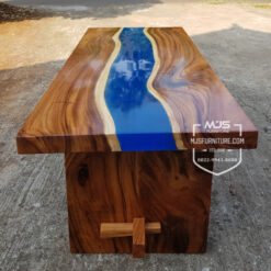 meja resin tengah biru kayu