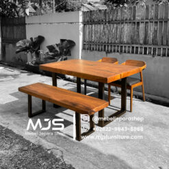 Meja Makan Kayu Trembesi Simple Kaki Besi