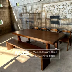 Set Meja Makan Kayu Solid Trembesi Dengan Bench Dan Kursi Jati