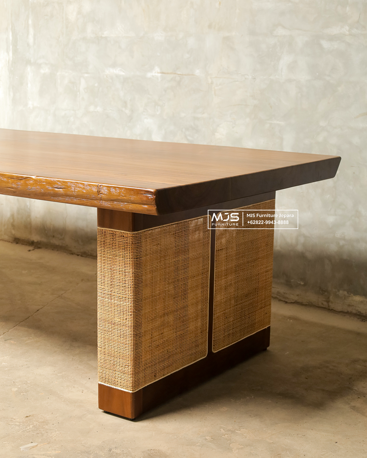 Meja Makan Jati Solid dengan Kaki Rattan