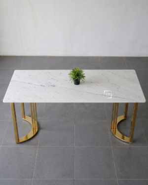 Meja Marmer White Carrara Kaki Stainless Emas Model Lengkung